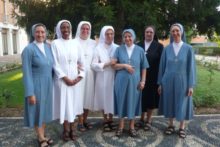 sr. Maddalena, segretaria, e sr Teresita, economa, a sinistra di madre Maria