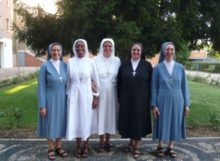 Madre Maria al centro, alla sua destra sr. Fides e sr Silvia, alla sua sinistra sr. Rosetta e sr. Iole